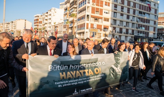 İzmir Ata&#039;ya saygı için yürüdü