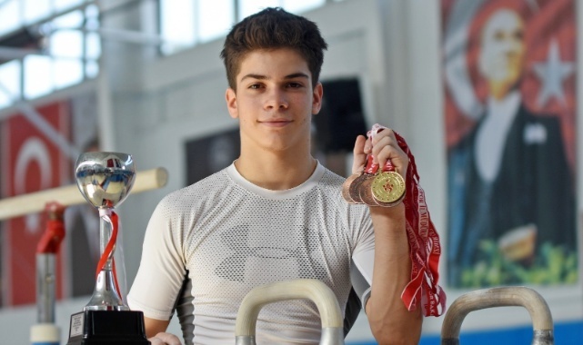 İzmir’in genç yeteneği zirveden inmiyor