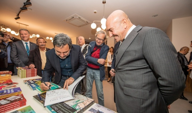 İzmir kitaba “dört” elle sarılıyor