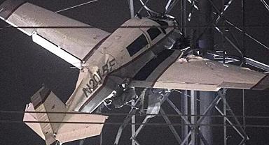 Küçük uçak yüksek gerilim hattında asılı kaldı