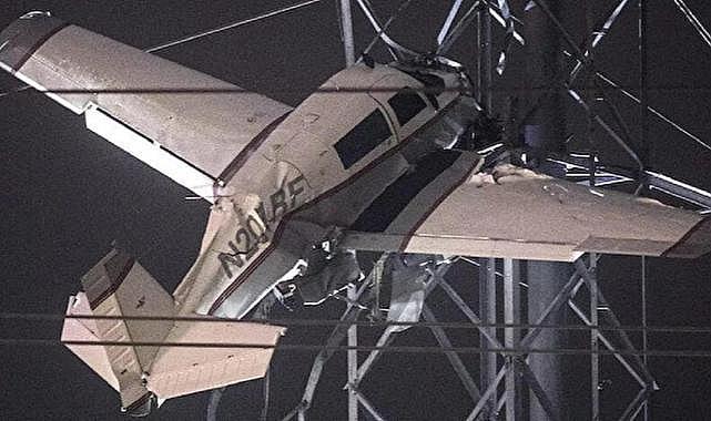 Küçük uçak yüksek gerilim hattında asılı kaldı