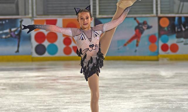 Minik buz pateni sporcusu Doğa annesinin yolunda