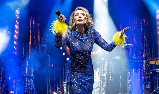 Şarkıcı Sıla, babasını son yolculuğuna uğurladı