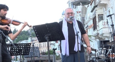 Yerli Modugno olarak anılan turizmci şarkıcı Akbaşoğlu, TÜRSAB temsilciliğine aday