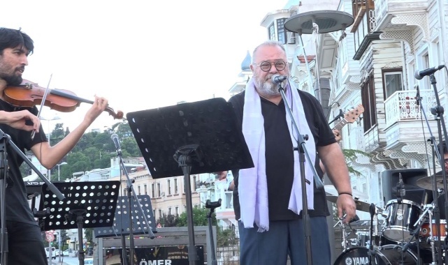 Yerli Modugno olarak anılan turizmci şarkıcı Akbaşoğlu, TÜRSAB temsilciliğine aday