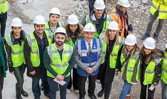 Başkan Soyer İzmir’in yeni metrosunda üniversite öğrencileriyle buluştu