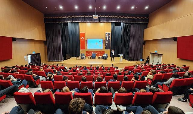 Başkan Tugay İklim Konferansı&#039;nda gençlerle buluştu
