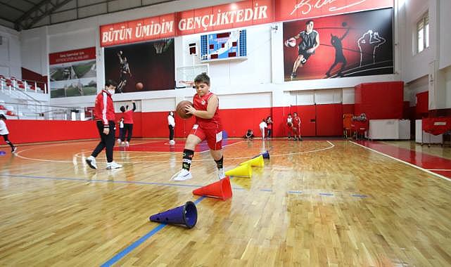 Bayraklı’nın spor sahaları yenileniyor