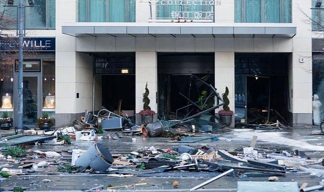 Dev akvaryum patladı: İçinde 1500 tropik balık vardı