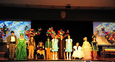 Gönül Gözleriyle Sahnelediler, Sanat Engel Tanımadı