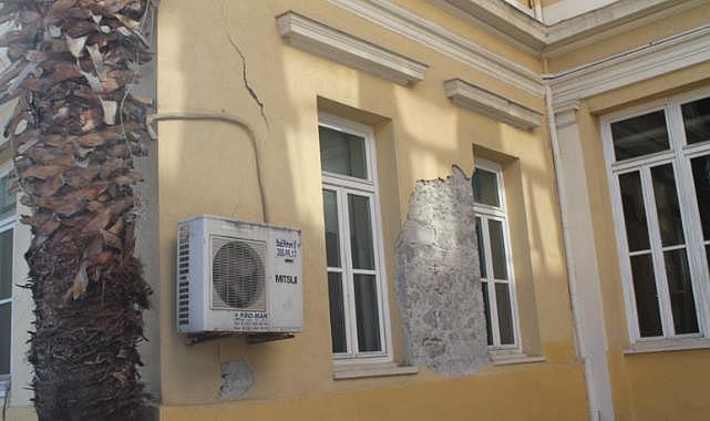 İzmir Atatürk Lisesi&#039;nde yılların yorgunluğu son buluyor