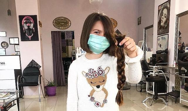 Kanserli çocuklar için saçını bağışladı