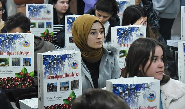 Kitaplar Başkan Karakayalı&#039;dan