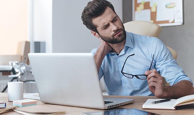 Masa başı çalışanlar dikkat, kas ve eklem ağrılarına karşı 12 etkili önlem!