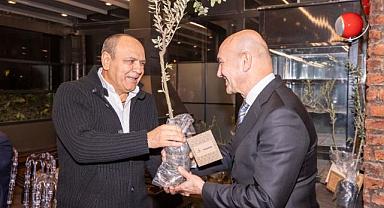 Başkan Soyer’in gıda desteği projesine İZSİAD desteği