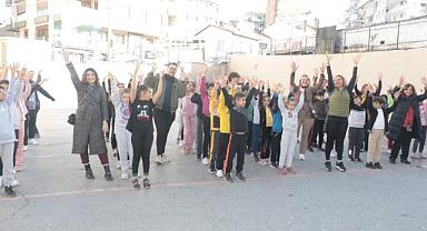 Dokuz Eylül Rotary'den öğrencilere karne hediyesi