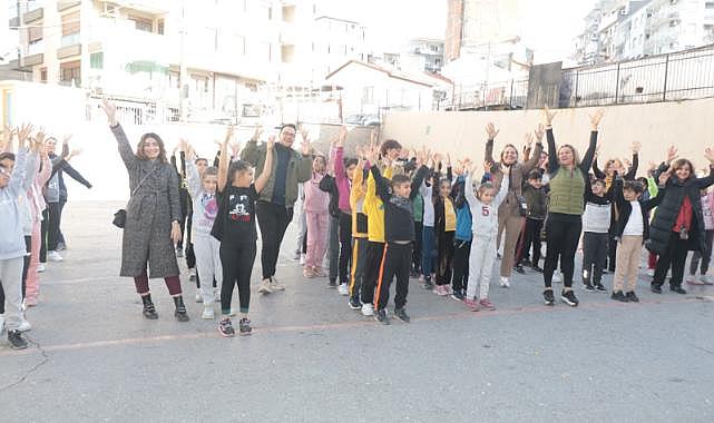 Dokuz Eylül Rotary&#039;den öğrencilere karne hediyesi