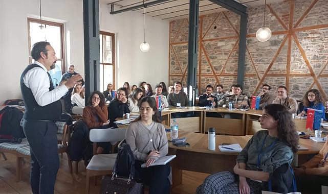 Genç elçiler İzmir&#039;in geleceği için proje üretiyor