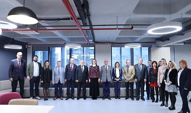 İDÜ Rektörü Prof. Dr. Bedriye Tunçsiper, İzmir Üniversiteleri Platformu Yürütme Kurulu toplantısına katıldı