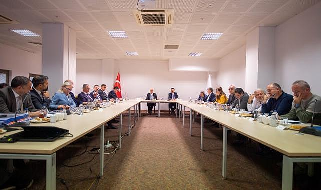 İzmir Büyükşehir Belediyesi ve ilçe belediyelerinden temizlik için güç birliği