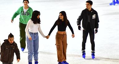 İzmir'de karneyi alan buz pistine koştu