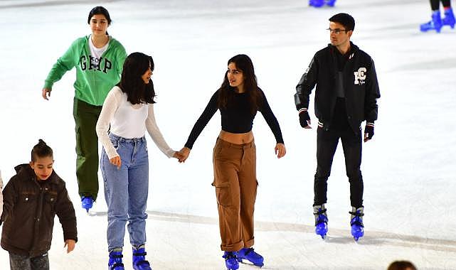 İzmir&#039;de karneyi alan buz pistine koştu