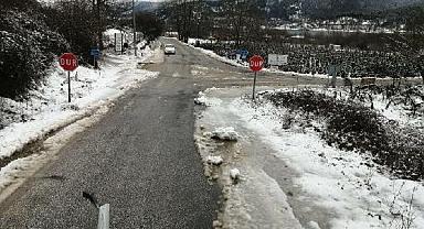 İzmir'in 3 ilçesinde kar yağışı