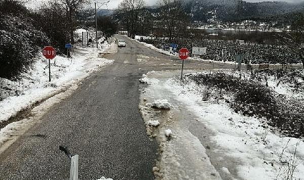 İzmir&#039;in 3 ilçesinde kar yağışı