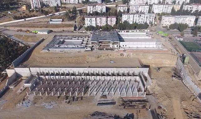 Karabağlar Gençlik ve Spor Merkezi&#039;nin yarısı tamamlandı