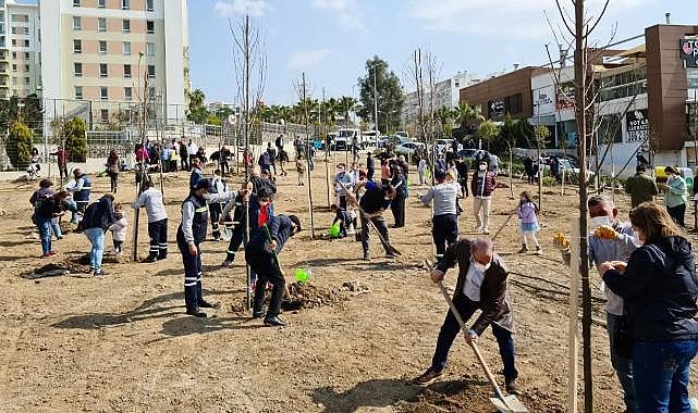 Karşıyaka&#039;da yeşil seferberlik sürüyor: &#039;Hedef:100 bin ağaç&#039;