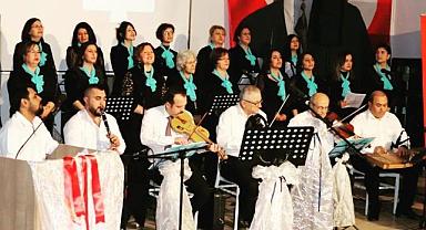 Kınık'ta ''Şarkılar bizi söyler biz de şarkı söyleriz'' konseri yoğun ilgi gördü