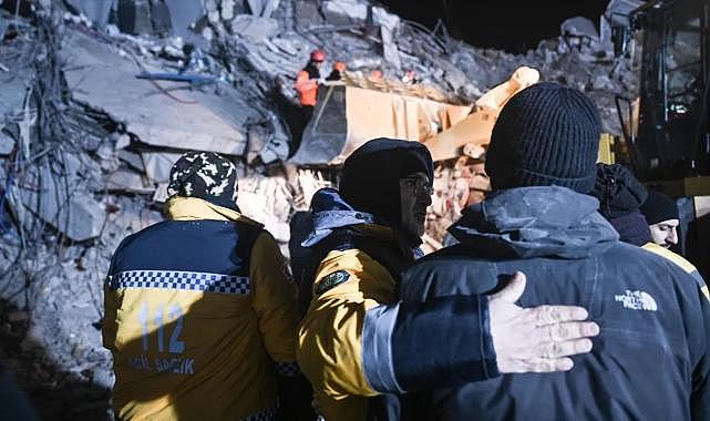 Adıyaman&#039;da anne ile iki kızı enkazdan 54 saat sonra kurtarıldı