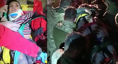 AKS ekipleri aynı binanın enkazından 3 kişiyi kurtardı