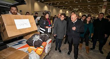 Başkan Soyer yardımların toplandığı Fuar İzmir'i ziyaret etti