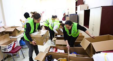 Bayraklı depremzedeler için tek yürek oldu: Sağlık ekibi Hatay'da