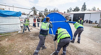 Büyükşehir ekipleri Kahramanmaraş'a 142 sobalı çadır kurdu