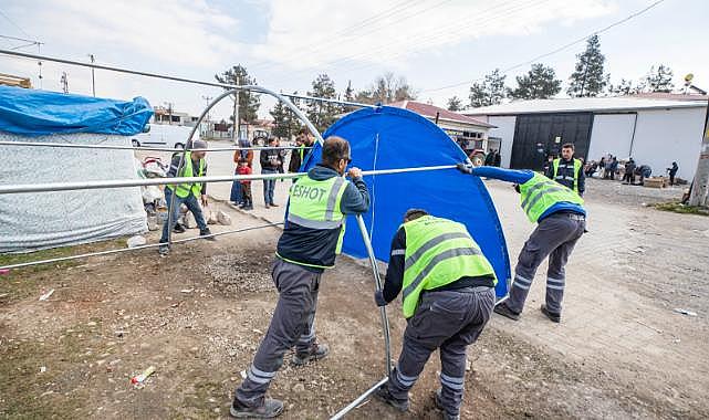 Büyükşehir ekipleri Kahramanmaraş&#039;a 142 sobalı çadır kurdu