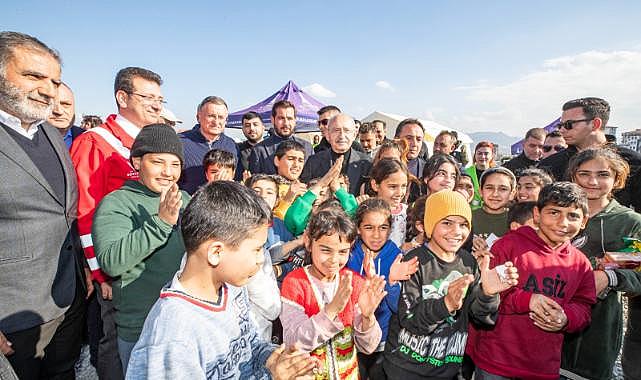 CHP lideri Kılıçdaroğlu, İzmir Büyükşehir&#039;in Hatay&#039;daki koordinasyon merkezini ziyaret etti