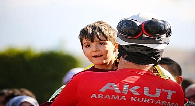 Çocuğunuza deprem gerçeğini ona sarılarak anlatın