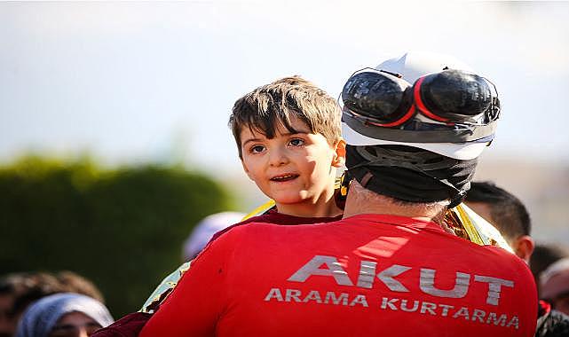 Çocuğunuza deprem gerçeğini ona sarılarak anlatın