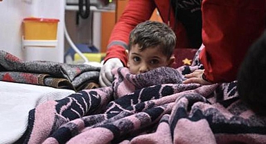 Deprem enkazından yarım saat arayla önce bebeği, sonra annesi kurtarıldı