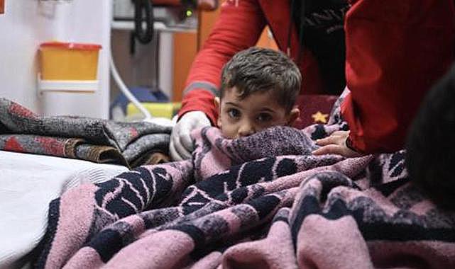 Deprem enkazından yarım saat arayla önce bebeği, sonra annesi kurtarıldı