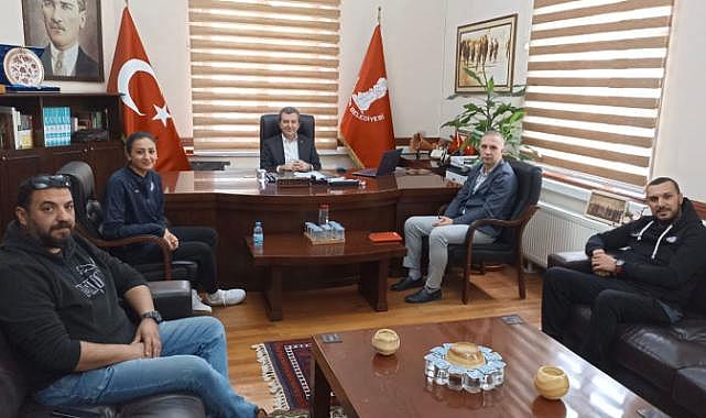 Depremzede kadın voleybol sporcusu İrem Kul&#039;a Başkan Koştu, sahip çıktı