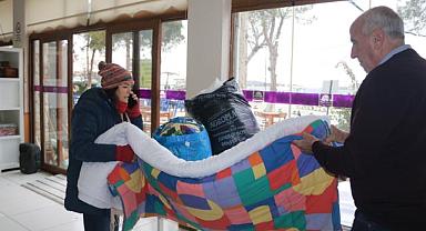 Foça depremzedelere yardım için kenetlendi