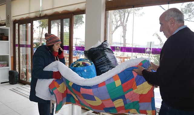 Foça depremzedelere yardım için kenetlendi