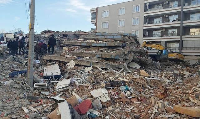 Foçalılar 2 günde 3 çocuğu enkaz altından çıkardılar