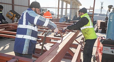 İzmir Büyükşehir Belediyesi deprem bölgesinde konteyner üretiyor