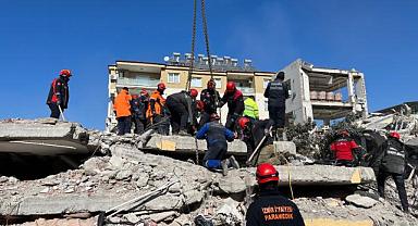 İzmir Büyükşehir Belediyesi ekipleri Osmaniye'deki çalışmalarını sürdürüyor