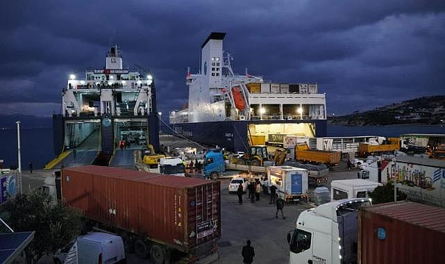 İzmir Büyükşehir Belediyesi&#039;nin iş makineleri ve operatörleri Antakya&#039;da