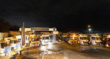 İzmir Büyükşehir Belediyesi'nin iş makineleri yola çıktı